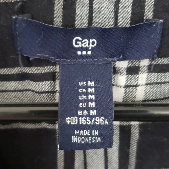 Gap Plaid top in black, gray and white in Medium - Picture 2 of 4